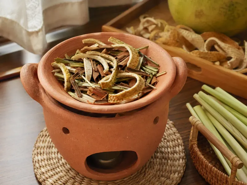 Bếp xông thảo mộc đất nung kết hợp vỏ bưởi, sả và quế cho hương thơm ấm dịu